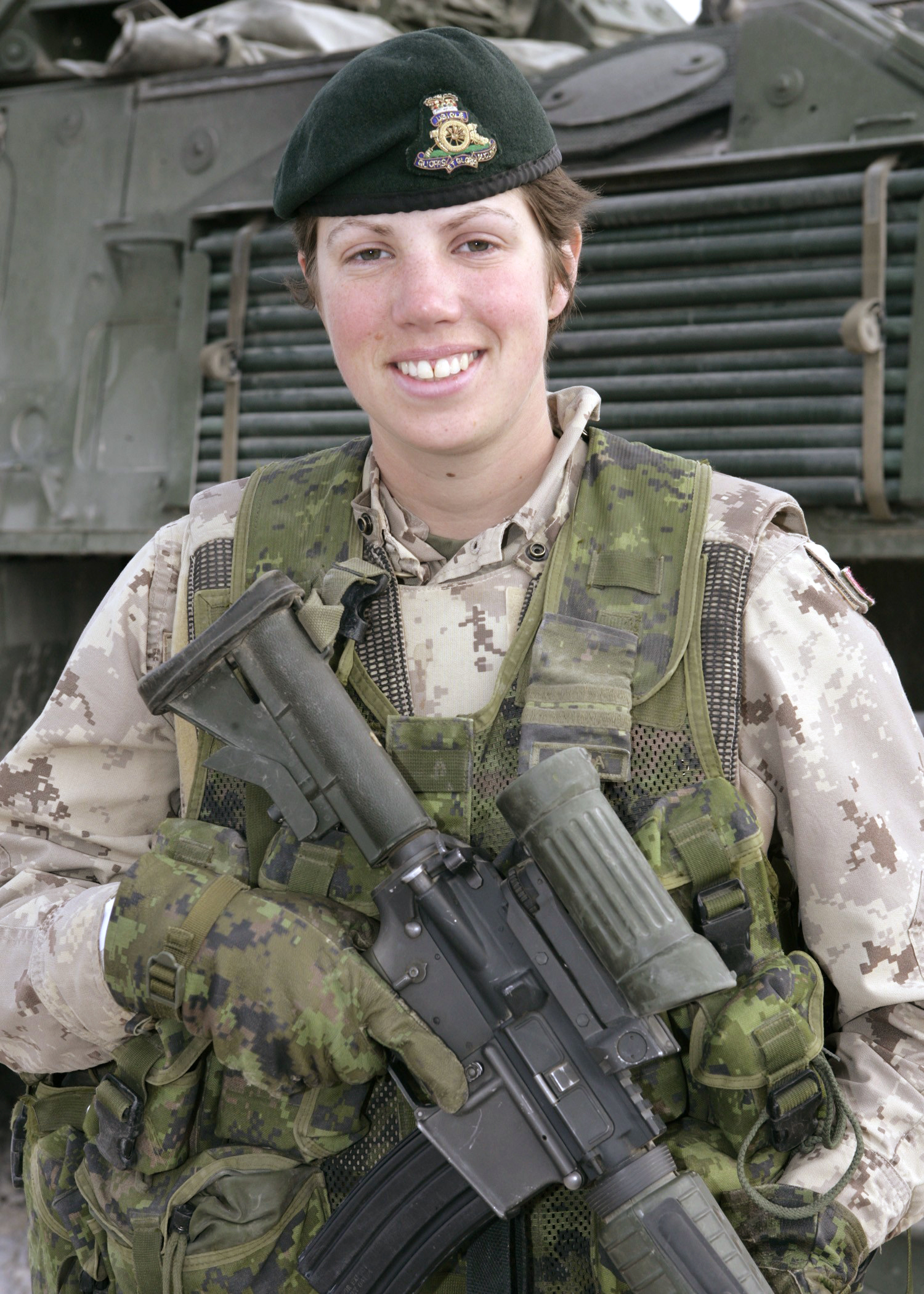 Как выглядит армейская. Военная форма Канады. Канадская армия. Женщины в канадской армии. Канадский солдат.